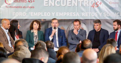 Empresarios y representantes públicos debatiendo en el Foro Fedeto La Sagra Conecta empresas en la Feria del empleo de Illescas