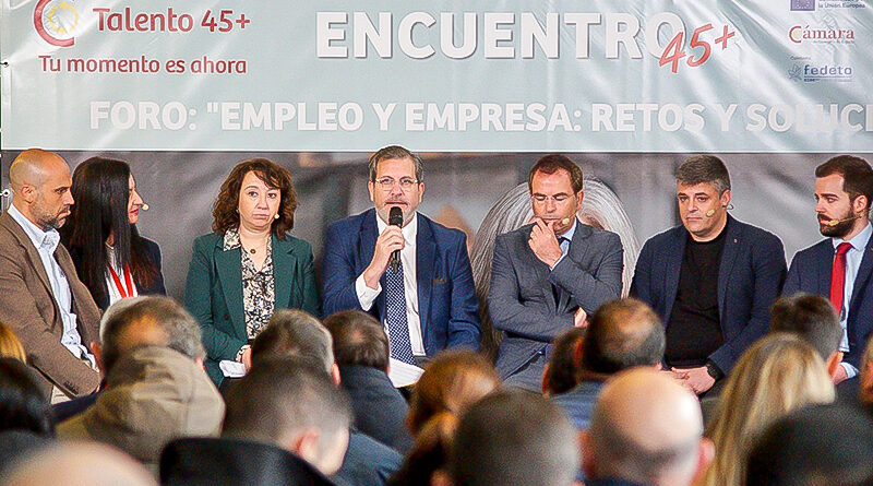 Empresarios y representantes públicos debatiendo en el Foro Fedeto La Sagra Conecta empresas en la Feria del empleo de Illescas