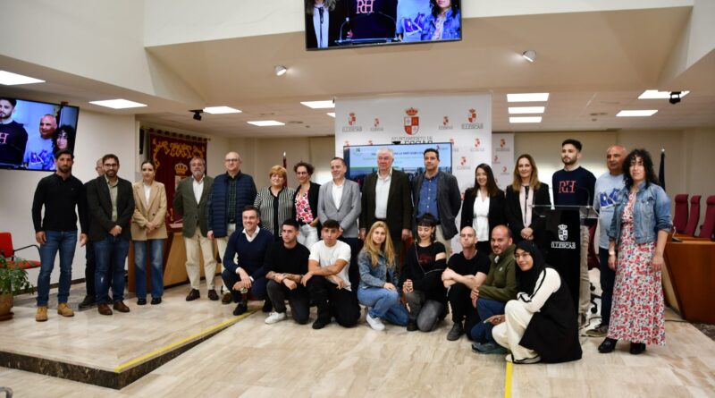 Logos institucionales y empresariales en el evento AMAI sobre la inserción laboral de jóvenes en Illescas.