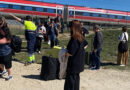 Operativo de evacuación tren Yeles con personal de emergencias y voluntarios asistiendo a pasajeros varados por apagón.