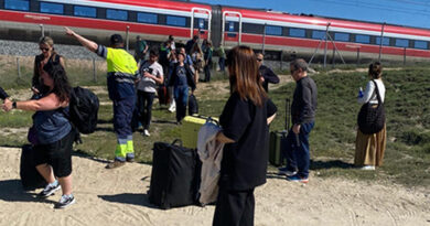 Operativo de evacuación tren Yeles con personal de emergencias y voluntarios asistiendo a pasajeros varados por apagón.