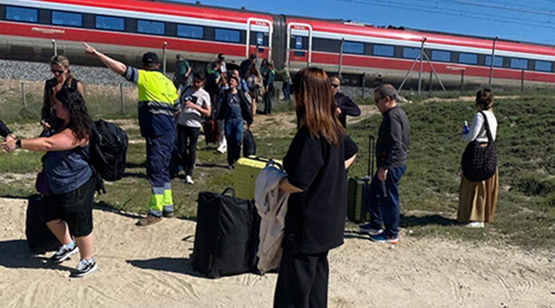 Operativo de evacuación tren Yeles con personal de emergencias y voluntarios asistiendo a pasajeros varados por apagón.