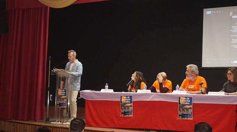 Profesionales y alcaldes debatiendo en el I Foro de Servicios Sociales de Castilla-La Mancha en Yuncler.