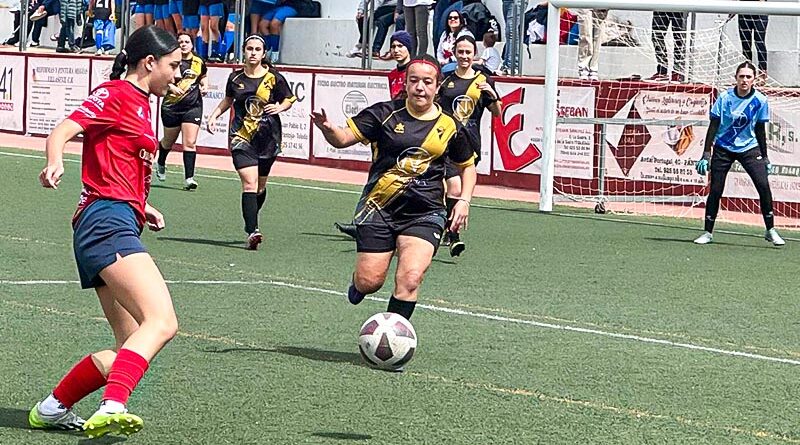 Jugadoras celebrando el Torneo Femenino de Fútbol 8 en Pantoja.
