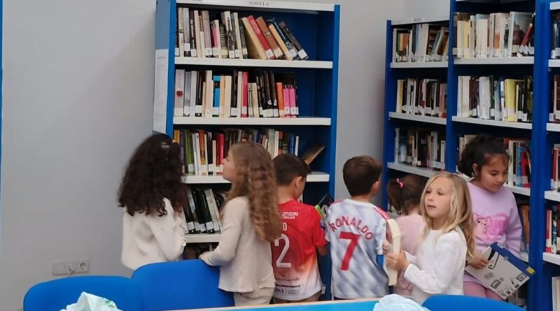 El alumnado del CEIP Pintor Tomás Camarero descubre la Biblioteca Pública Municipal de Bargas