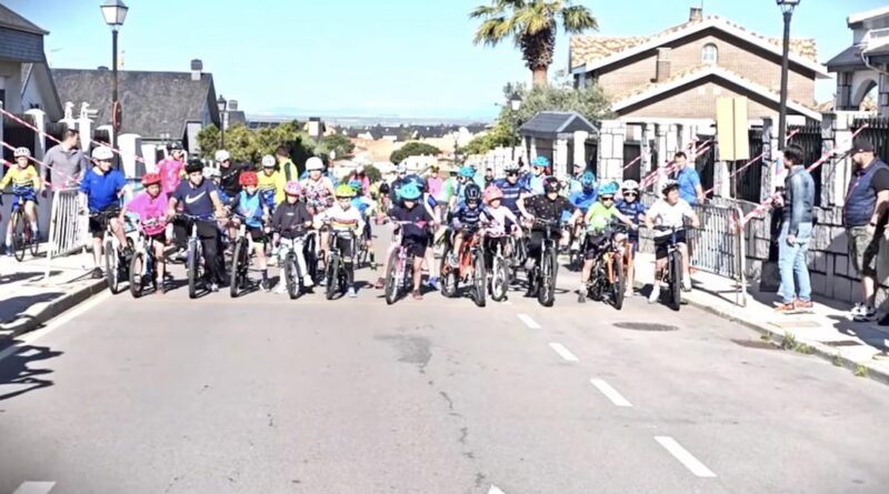 Serranillos celebra con éxito su primera prueba de ciclismo