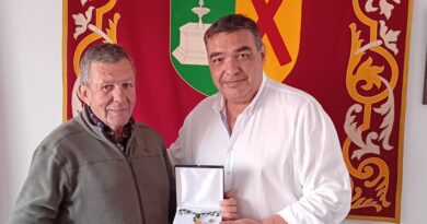 El alcalde de Yunclillos reconoce la labor de los concejales con la entrega de la Medalla e Insignia del municipio