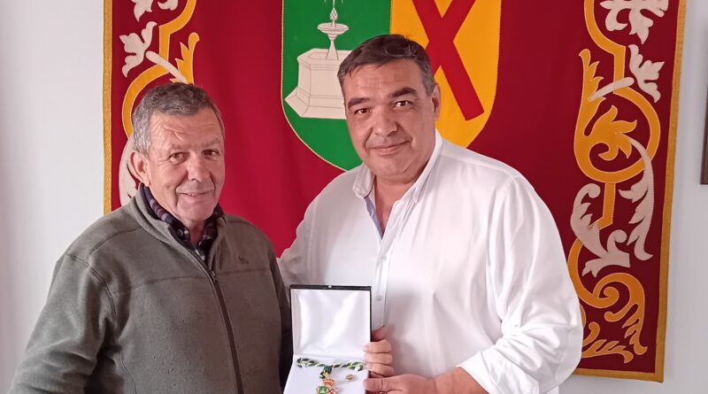 El alcalde de Yunclillos reconoce la labor de los concejales con la entrega de la Medalla e Insignia del municipio