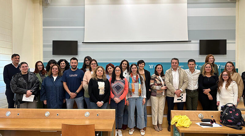 Grupo de los 20 administrativos seleccionados para la coordinación de los Talleres+ Diputación Toledo durante el acto de adjudicación de destinos.