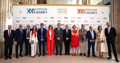 l presidente de Eurocaja Rural, Javier López Martín, junto a otros asistentes en la gala de los Premios CECAM, mostrando el apoyo a los empresarios de Castilla-La Mancha.