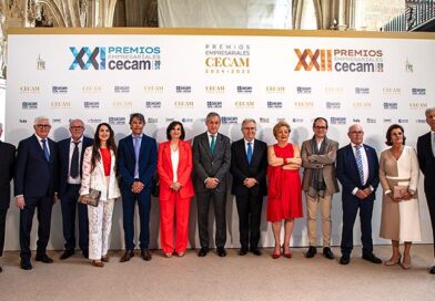 l presidente de Eurocaja Rural, Javier López Martín, junto a otros asistentes en la gala de los Premios CECAM, mostrando el apoyo a los empresarios de Castilla-La Mancha.