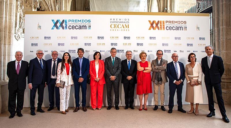 l presidente de Eurocaja Rural, Javier López Martín, junto a otros asistentes en la gala de los Premios CECAM, mostrando el apoyo a los empresarios de Castilla-La Mancha.