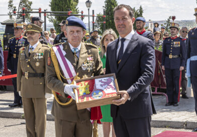 La Guardia Real concluye en Toledo su estancia con una multitudinaria jura de bandera civil