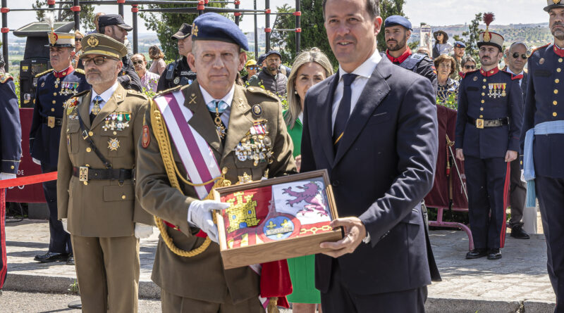 La Guardia Real concluye en Toledo su estancia con una multitudinaria jura de bandera civil