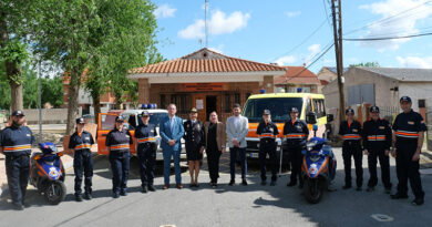 Voluntarios de Protección Civil Numancia de la Sagra junto a vehículos durante la celebración de su 20 aniversario