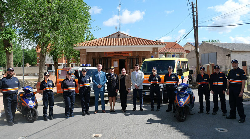Voluntarios de Protección Civil Numancia de la Sagra junto a vehículos durante la celebración de su 20 aniversario