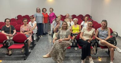 Bargas promueve la salud femenina con un taller de autoexploración mamaria