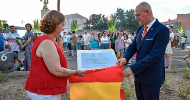 nauguración del Espacio Multifuncional 'Puerta de las Erillas' en Fuensalida, mostrando la placa conmemorativa y a las autoridades.