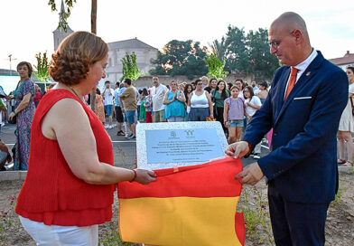 nauguración del Espacio Multifuncional 'Puerta de las Erillas' en Fuensalida, mostrando la placa conmemorativa y a las autoridades.