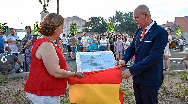 nauguración del Espacio Multifuncional 'Puerta de las Erillas' en Fuensalida, mostrando la placa conmemorativa y a las autoridades.