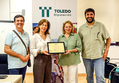La diputada de Medioambiente, Marina García, visita el Aula de Ecología Urbana de Illescas para reconocer su labor educativa ambiental.