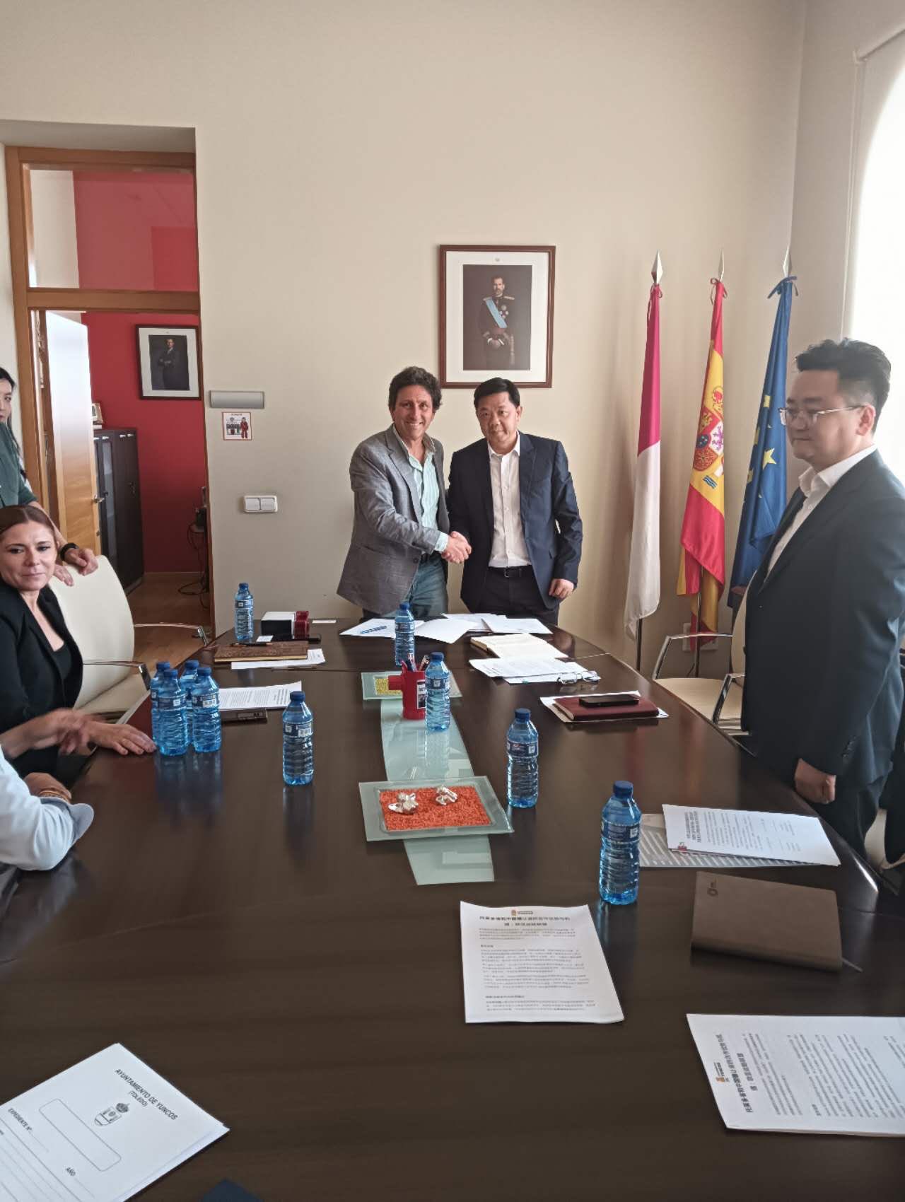 El Ayuntamiento de Yuncos recibió el pasado 4 de junio a la delegación oficial del Comité del Partido de la Zona de Desarrollo Económico y Tecnológico de Deyang, perteneciente a la provincia de Sichuan, en la República Popular China, en una visita institucional que marca un hito en las relaciones internacionales del municipio.