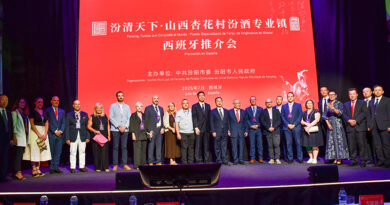 Representantes de la Fundación Ibero-China y de la Sagra en un evento para promover el intercambio cultural y comercial con China.