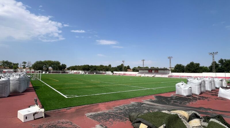 Villaluenga renueva el césped del campo municipal de fútbol 