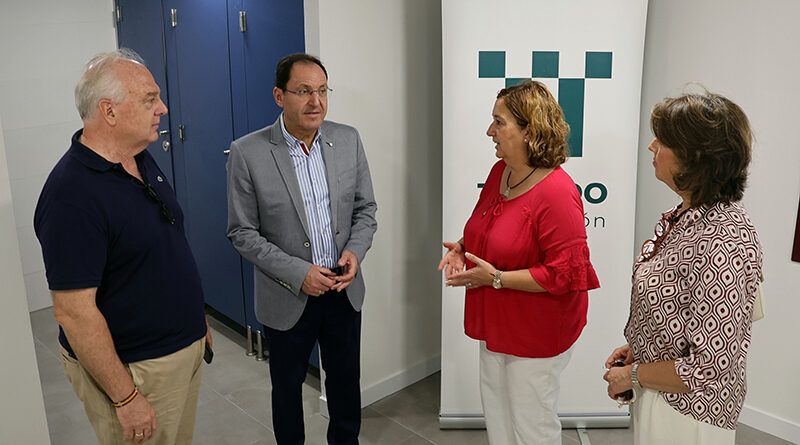 Cedillo y Guerrero visitando Obras de reforma en los vestuarios del campo de fútbol de Mocejón.