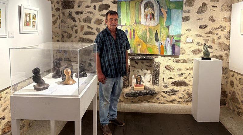 Jorge Lencero con parte de su obra expuesta