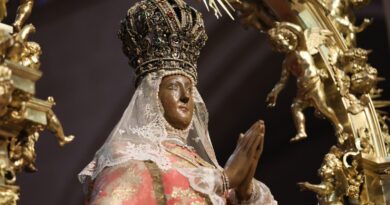 El alcalde de Toledo, Carlos Velázquez, felicita a los toledanos antes de la misa en honor a la Virgen del Sagrario.