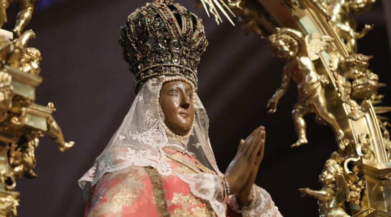 El alcalde de Toledo, Carlos Velázquez, felicita a los toledanos antes de la misa en honor a la Virgen del Sagrario.