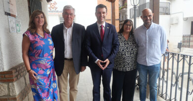 Santi Vera, director general de Acción Social, en su visita al centro de servicios sociales de Illescas