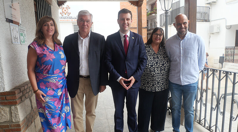 Santi Vera, director general de Acción Social, en su visita al centro de servicios sociales de Illescas