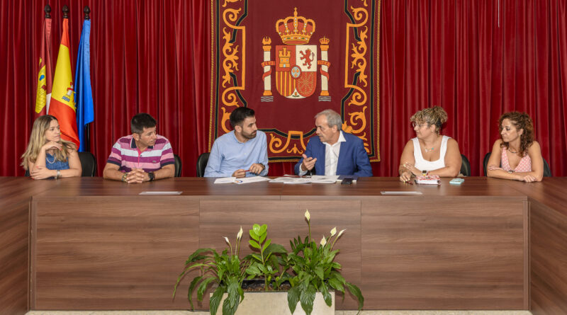 Reunión en el Ayuntamiento de Añover de Tajo entre representantes del Gobierno de Castilla-La Mancha y el equipo de gobierno local, para hablar de los presupuestos participativos.