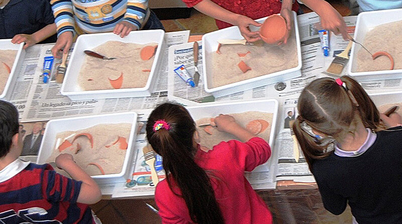 Taller de manualidades en un centro de educación especial - educación inclusiva - Diputación de Toledo