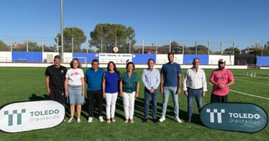 Cedillo inaugura el nuevo césped del campo de fútbol de Carranque, que cuenta con apoyo de la Diputación