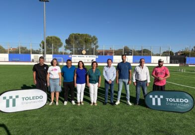 Cedillo inaugura el nuevo césped del campo de fútbol de Carranque, que cuenta con apoyo de la Diputación