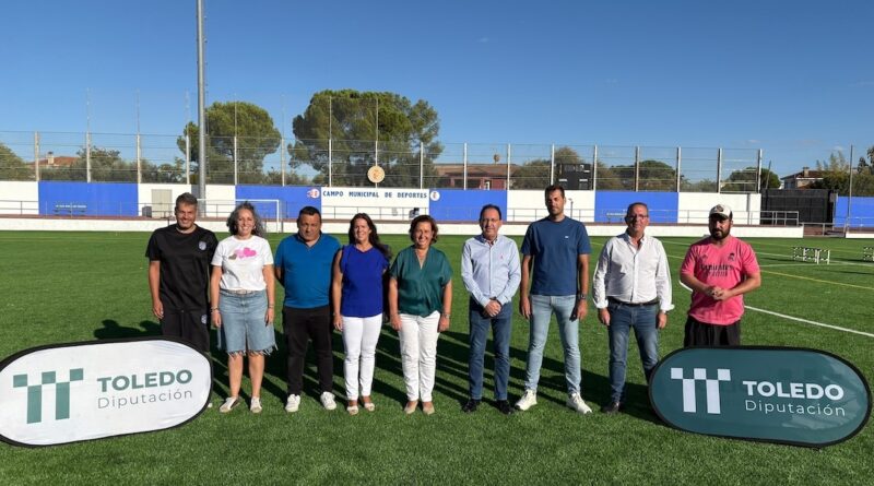 Cedillo inaugura el nuevo césped del campo de fútbol de Carranque, que cuenta con apoyo de la Diputación