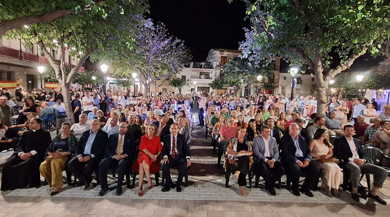 Renovada Plaza de España de Mocejón, con la alcaldesa Conchi Cedillo.