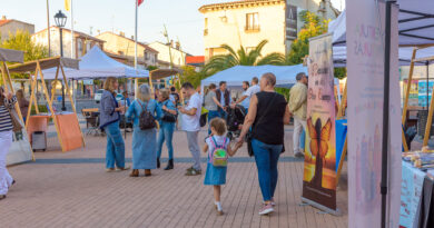Escritores y asistentes en la primera Feria del Libro de Yuncos celebrada en la plaza de San Blas.