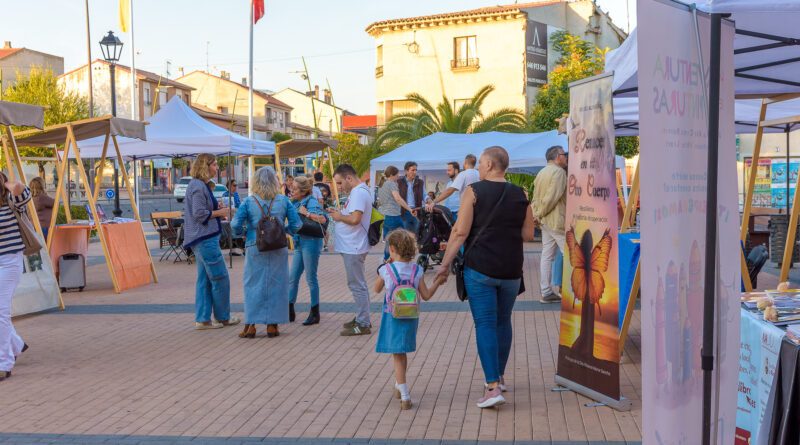 Escritores y asistentes en la primera Feria del Libro de Yuncos celebrada en la plaza de San Blas.