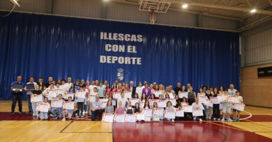 El alcalde de Illescas, José Manuel Tofiño, y la concejala Belén Beamud, junto a un grupo de los 86 galardonados en la entrega de las ayudas a deportistas Illescas 2024.