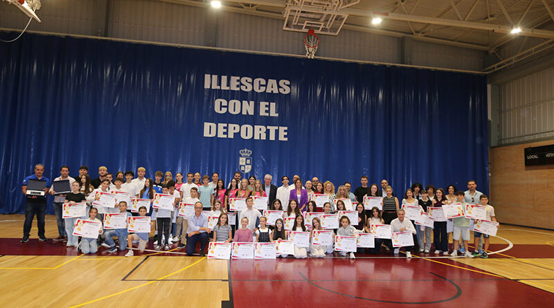 El alcalde de Illescas, José Manuel Tofiño, y la concejala Belén Beamud, junto a un grupo de los 86 galardonados en la entrega de las ayudas a deportistas Illescas 2024.