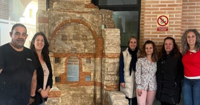 La peña “Los Toranos” dona a Carranque una réplica de la torre de la Basílica de Santa María La peña “Los Toranos” dona a Carranque una réplica de la torre de la Basílica de Santa María