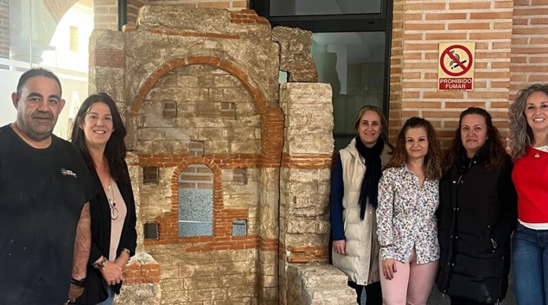 La peña “Los Toranos” dona a Carranque una réplica de la torre de la Basílica de Santa María