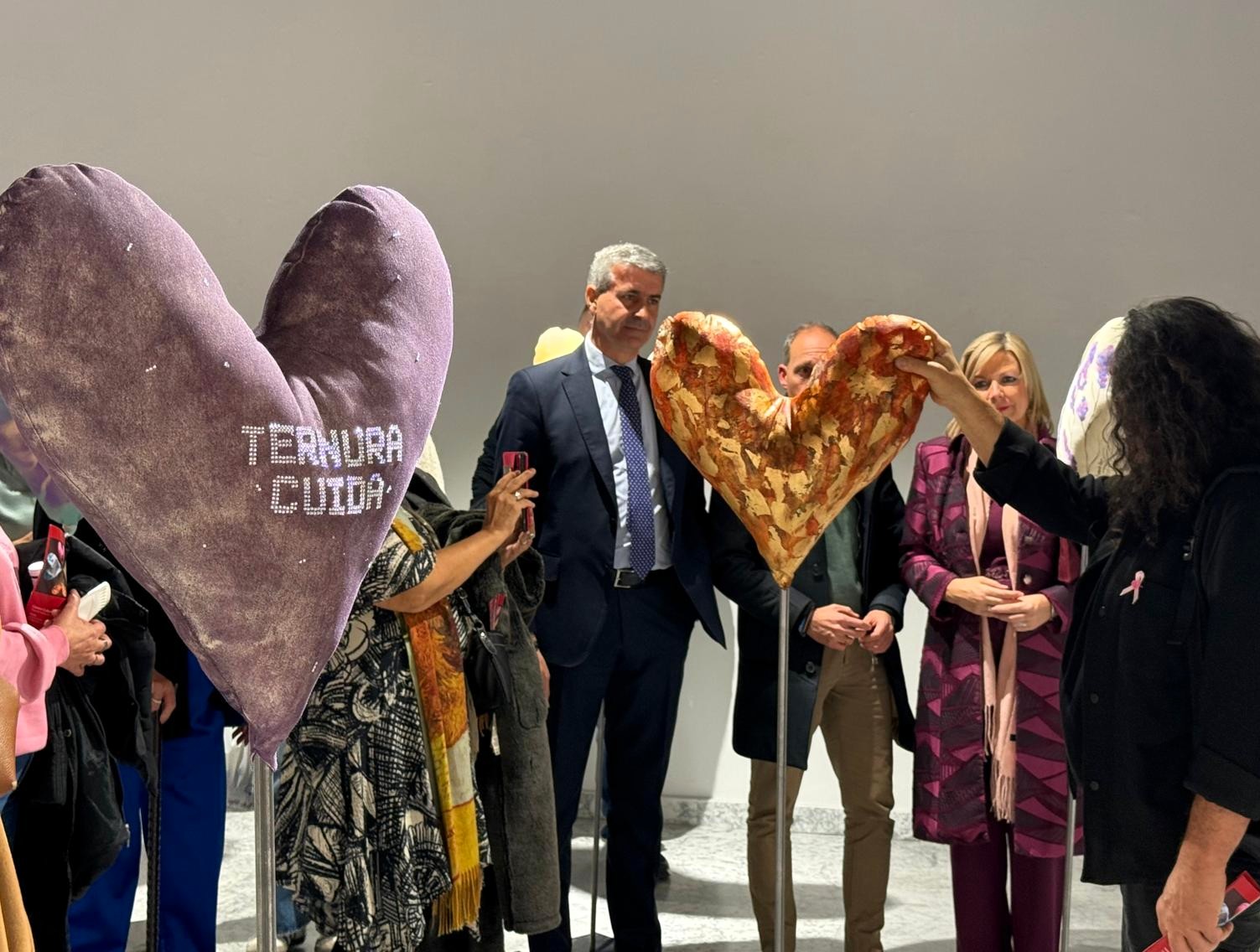 FOTO5_CorazonesConAlma_Exposición_InauguraciónSanClemente_DelegadoJunta_28112025