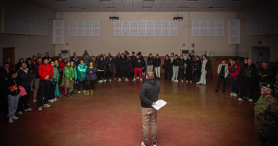 Los participantes en el arranque del Juego Misterio 2025 Eclipse en Yuncler.