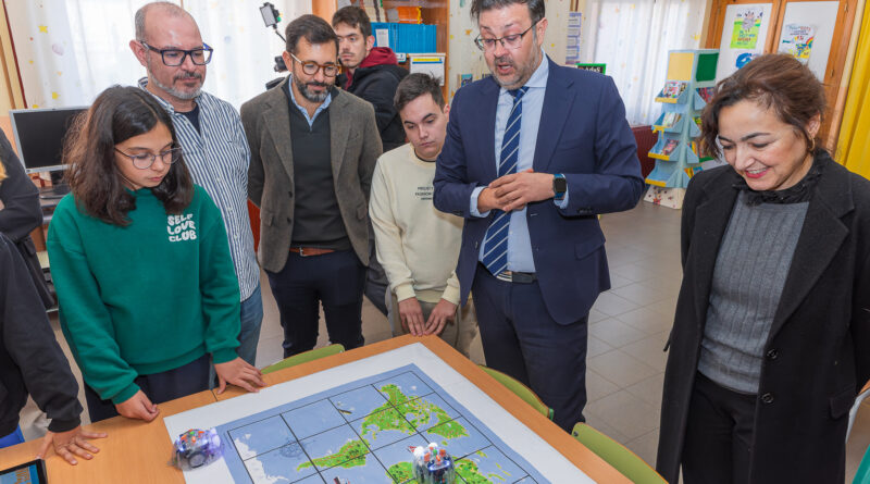 El consejero Amador Pastor y el alcalde de Cedillo del Condado visitan el CEIP Nuestra Señora de la Natividad para hablar de inclusión educativa.