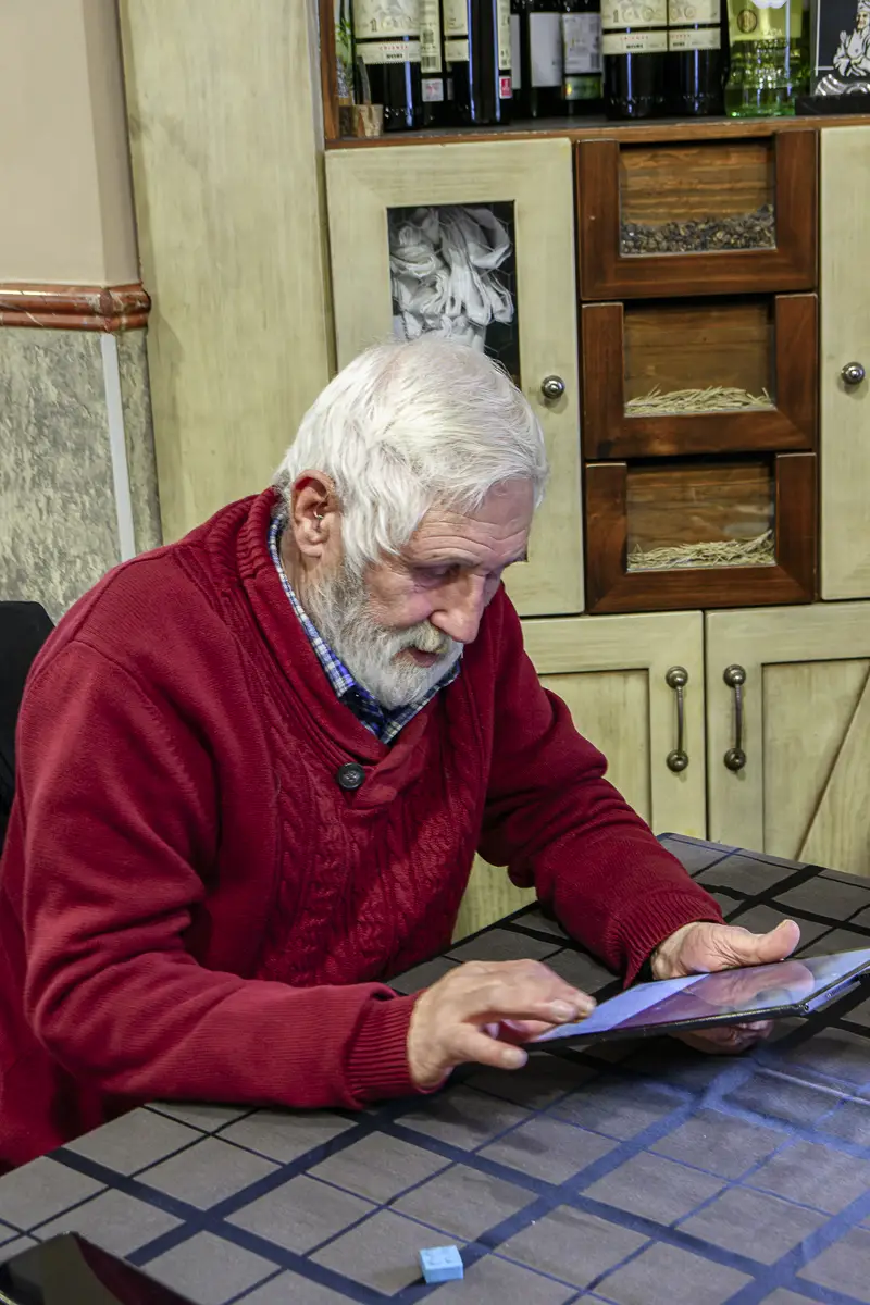 Pepe Cholela, cronista de la localidad, revisando archivos digitales sobre la historia de Seseña_ok Pepe Cholela, cronista de la localidad, revisando archivos digitales sobre la historia de Seseña_ok